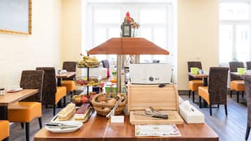 Desayuno buffet (EUR 13.5 por persona)