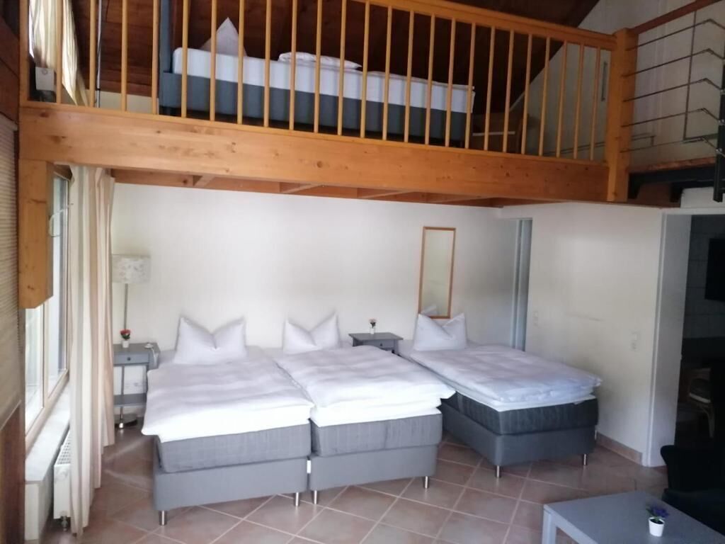 Cofres nos quartos, individualmente mobiliados, escrivaninha