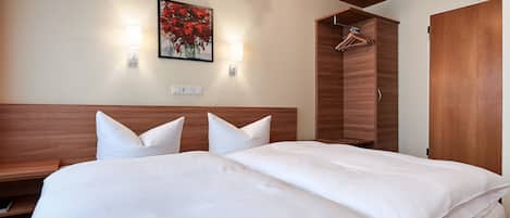 Habitación estándar | Caja fuerte, mobiliario individual, escritorio