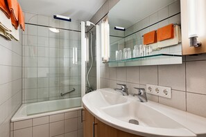 Standardzimmer | Badezimmer | Kostenlose Toilettenartikel, Haartrockner, Handtücher
