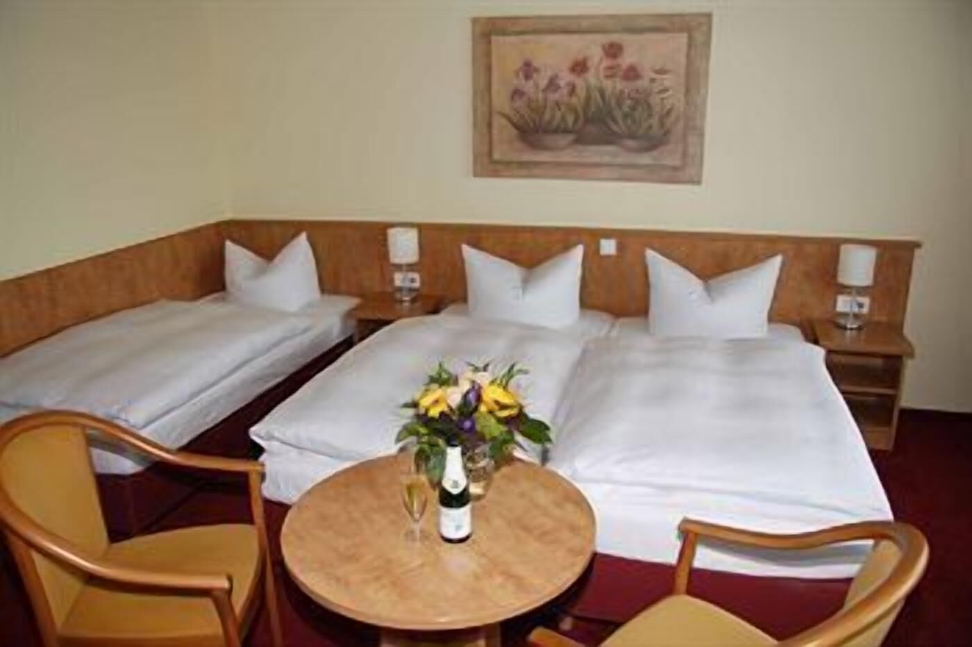 Cofres nos quartos, individualmente mobiliados, escrivaninha