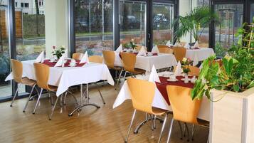 Café da manhã com buffet todos os dias mediante uma taxa