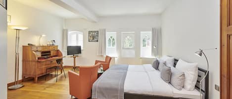 Quarto casal | Cofres nos quartos, individualmente mobiliados, escrivaninha