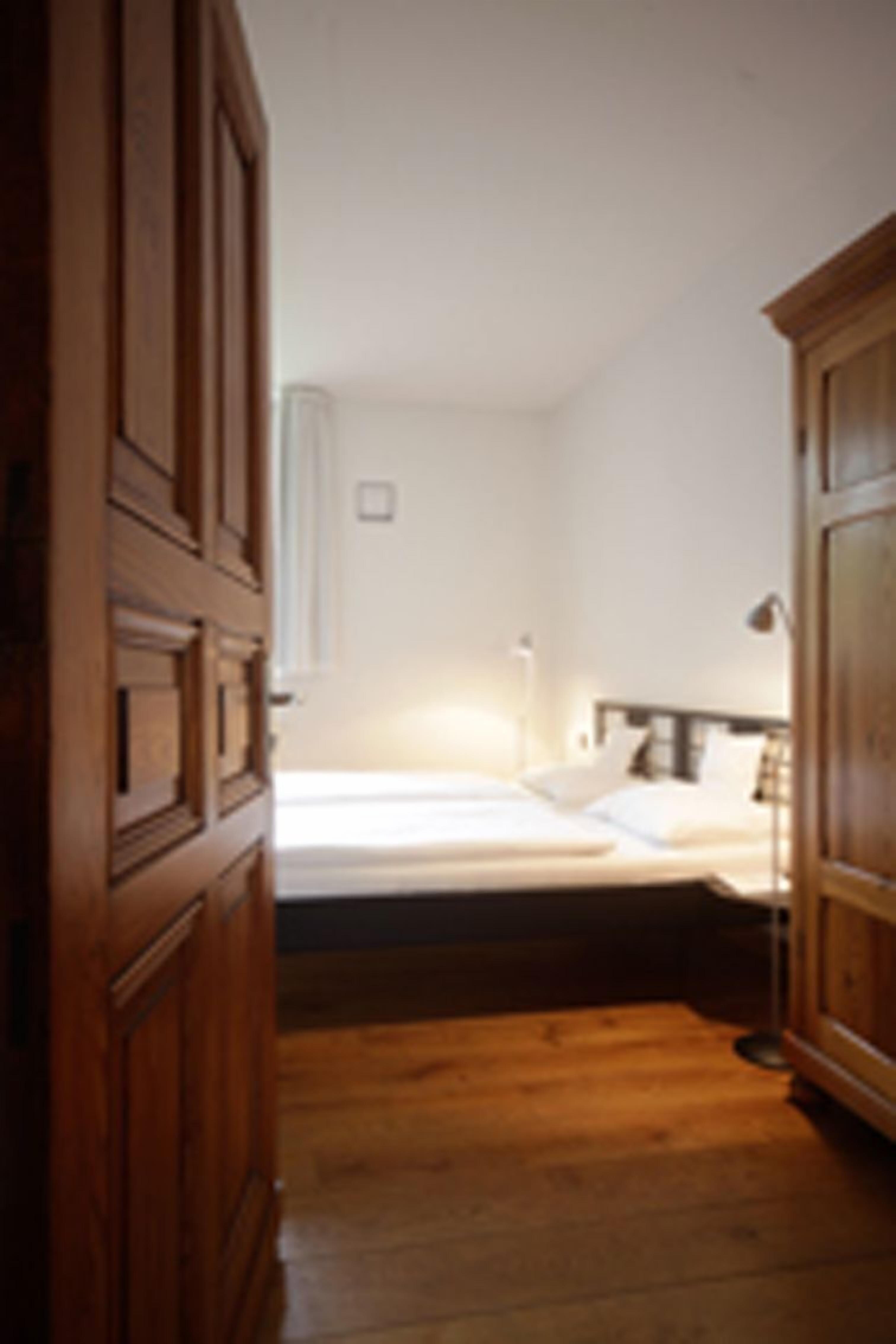 economy double room | in-room safe, individually furnished, desk, iron/ironing board