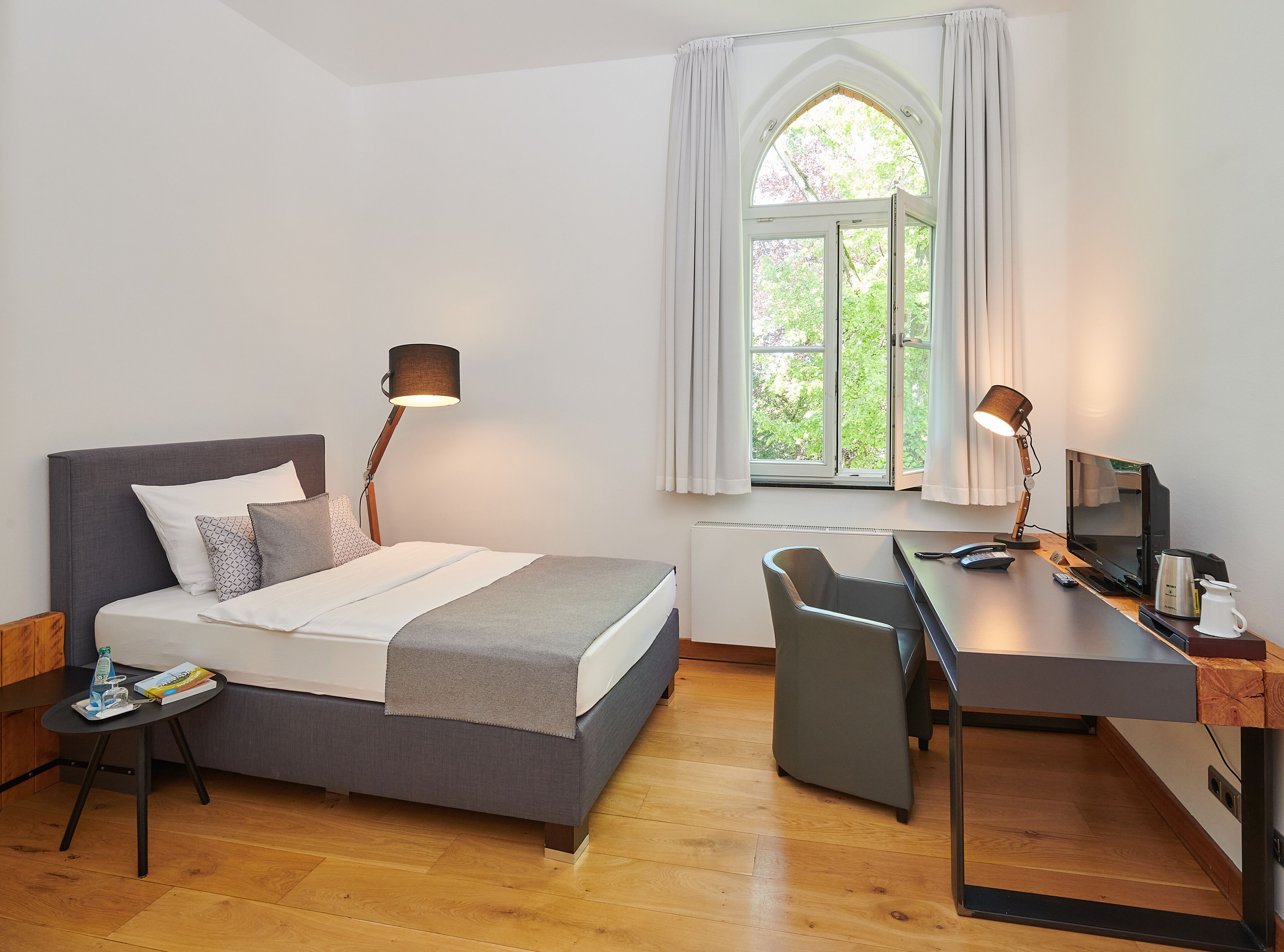 business single room | in-room safe, individually furnished, desk, iron/ironing board