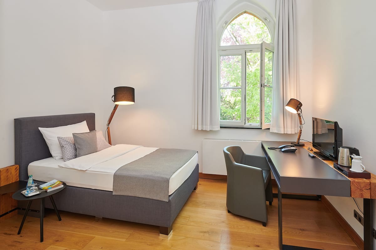 business single room | in-room safe, individually furnished, desk, iron/ironing board