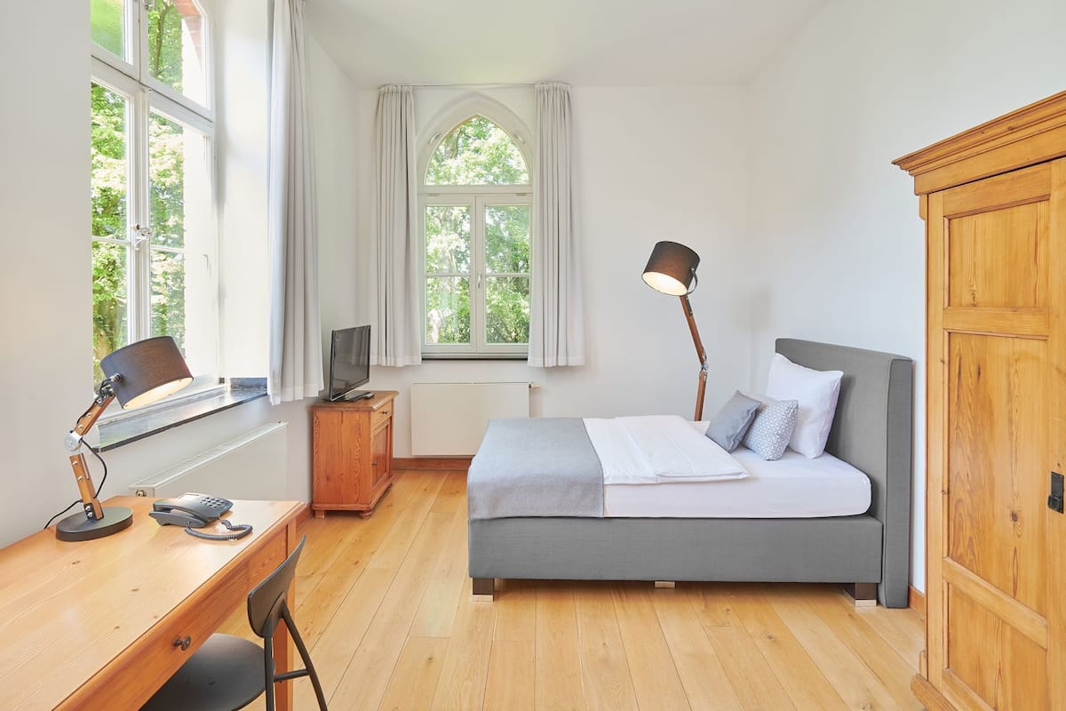 business single room | in-room safe, individually furnished, desk, iron/ironing board