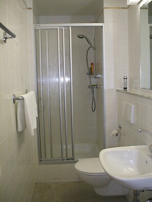 Shower, hair dryer, towels, soap - Pension Messe am Funkturm (Berlin)