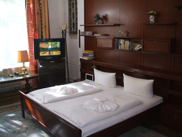 Kahden hengen comfort-huone, oma kylpyhuone | Silitysrauta/-lauta, ilmainen Wi-Fi, vuodevaatteet