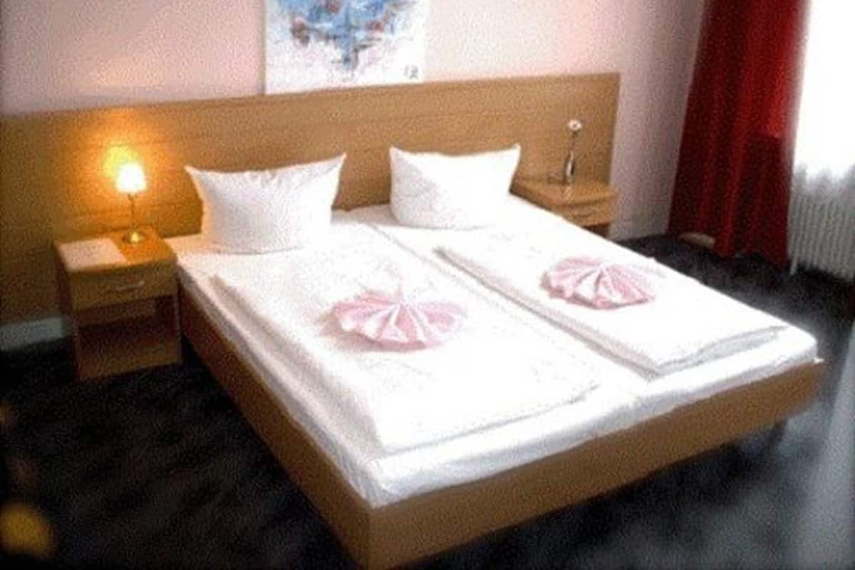 Comfort Double Room, Private Bathroom | Iron/ironing board, free WiFi, bed sheets