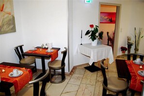 Daily buffet breakfast (EUR 8 per person) - Hotel Rheinischer Hof (Düsseldorf)