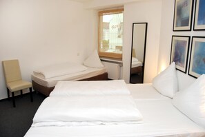 Desk, soundproofing, free WiFi, bed sheets - Hotel Rheinischer Hof (Düsseldorf)