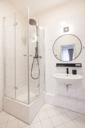 Shower, free toiletries, hair dryer, towels - TM Hotel Düsseldorf (Düsseldorf)