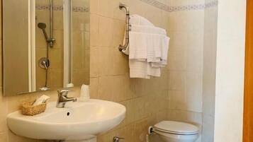Doccia, asciugacapelli, bidet, asciugamani