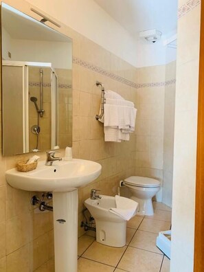 Een douche, een haardroger, een bidet, handdoeken