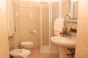 Ducha, secador de pelo, bidé y toallas