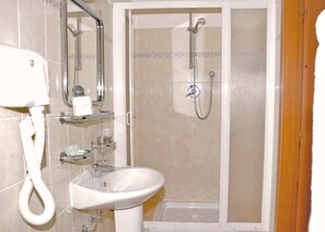 Regadera, secadora de cabello, bidet, toallas 
