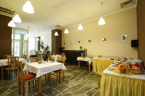 Café da manhã com buffet grátis todos os dias