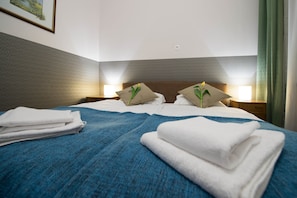 Twin Room | Premium bedding, desk, iron/ironing board, free cots/infant beds - Lech Hotel (Poznan)