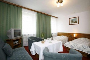 Premium bedding, desk, iron/ironing board, free cots/infant beds - Lech Hotel (Poznan)