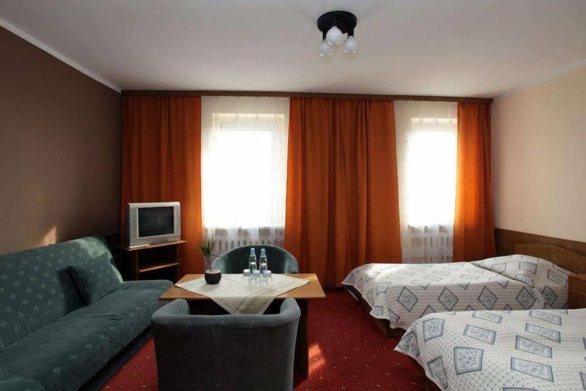 Luxe beddengoed, een bureau, een strijkplank/strijkijzer