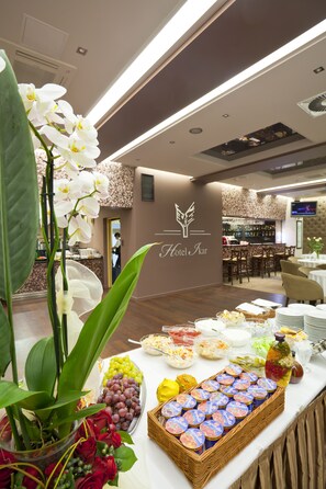 Daily buffet breakfast (PLN 39 per person)