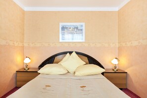 Estudio económico, 1 cama doble con sofá cama | Escritorio, cortinas opacas, tabla de planchar con plancha y wifi gratis