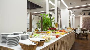 Daily buffet breakfast (PLN 39 per person)