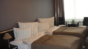 Desk, blackout drapes, iron/ironing board, free WiFi - Ikar Hotel (Poznan)
