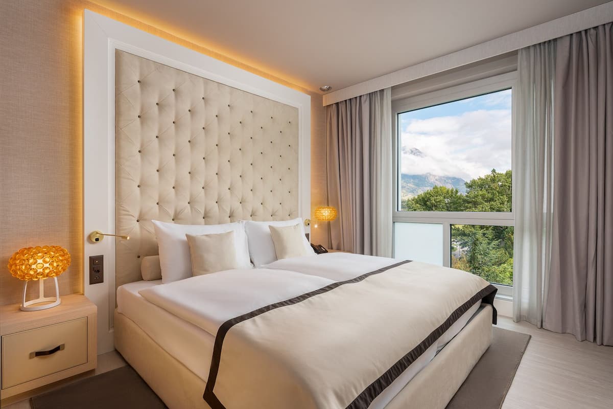 suite | minibar, in-room safe, individually decorated, individually furnished