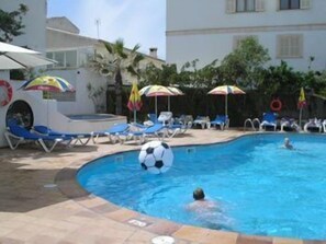 Outdoor pool, open 9 AM to 7 PM, pool umbrellas, sun loungers - Hotel Sultán (Santa Margalida)