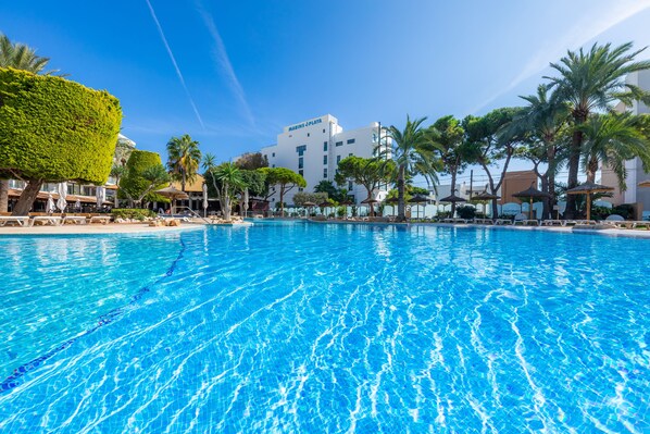 Una piscina techada, 3 piscinas al aire libre, sombrillas