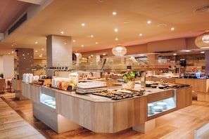 3 restaurants; breakfast, lunch, and dinner served - Marins Playa (Son Servera)