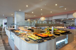 Un bufé con diversos alimentos y una decoración interior moderna.