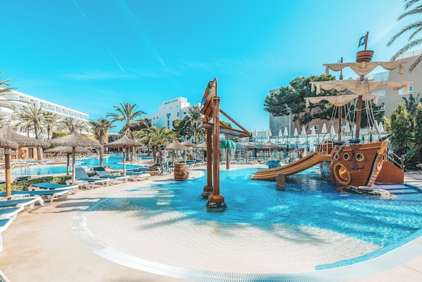 Una piscina techada, 3 piscinas al aire libre, sombrillas