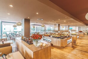 3 restaurants, breakfast, lunch, dinner served; international cuisine