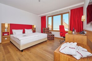 أغطية فراش متميزة وخزنة داخل الغرفة ومكتب ومساحة عمل للكمبيوتر المحمول