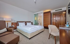 غرفة كلاسيكية بسريرين منفصلين | أغطية فراش متميزة وخزنة داخل الغرفة ومكتب ومساحة عمل للكمبيوتر المحمول