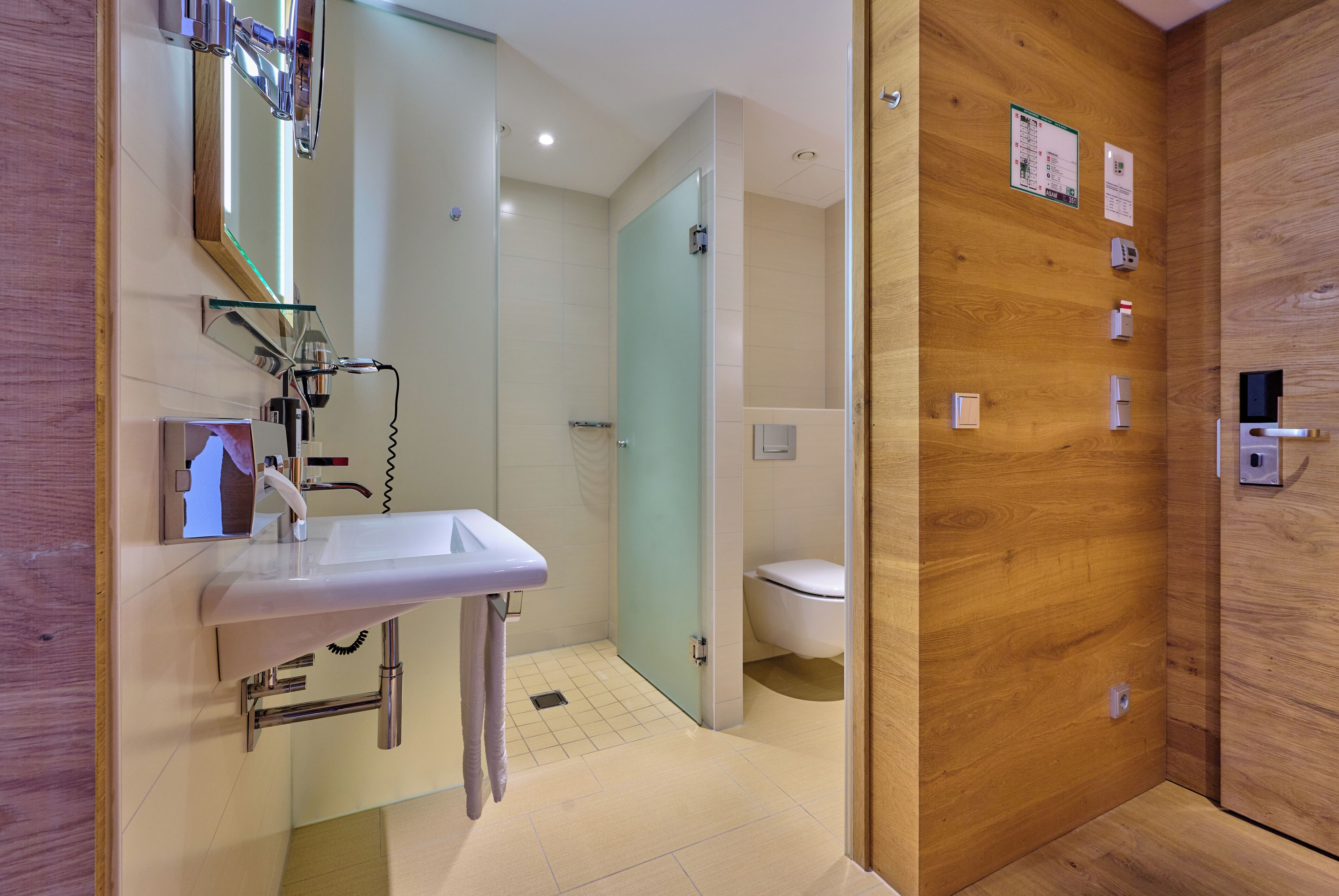 business single room | bathroom | shower, free toiletries, hair dryer, towels