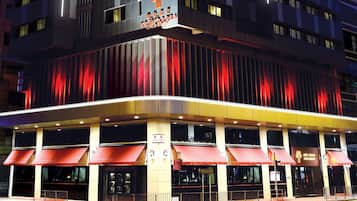 Quarto | Fachada da propriedade à noite