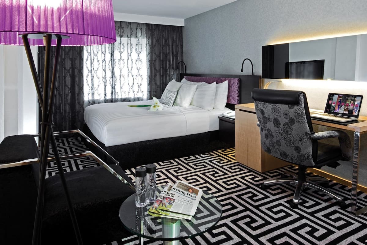Luxe beddengoed, een kluis op de kamer, een bureau, geluiddichte muren