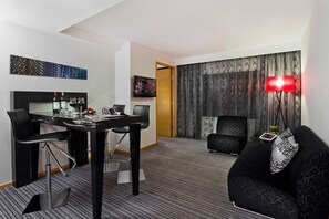 Suite – executive | Sengetøy av topp kvalitet, safe på rommet, skrivebord og lydisolert