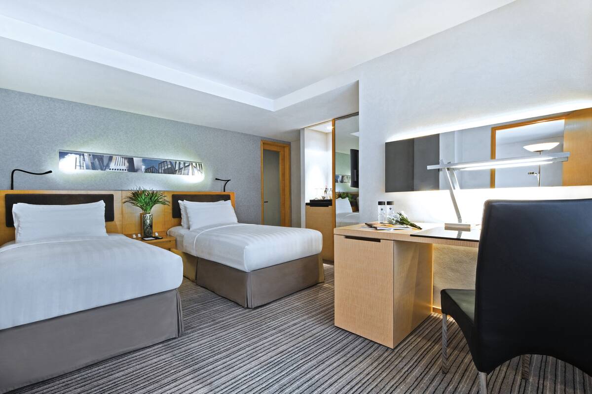 Kamar Quadruple Keluarga | Seprai premium, brankas, meja kerja, dan kedap suara