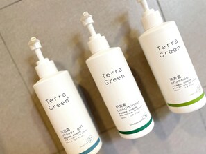 Kombinasi shower/bathtub dan perlengkapan mandi desainer
