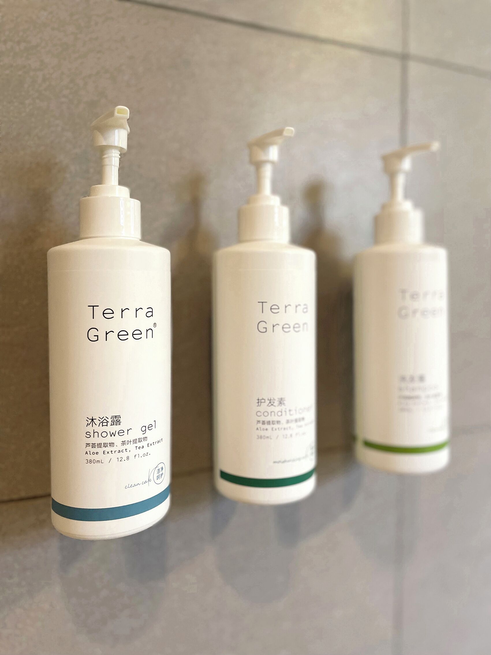 combined shower/bathtub, designer toiletries, hair dryer, slippers