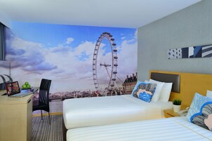 舒适双床房 | 高档床上用品、客房内保险箱、办公桌、隔音