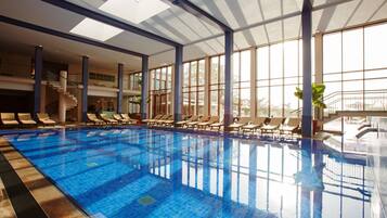 Inomhuspool, utomhuspool, parasoller och solstolar