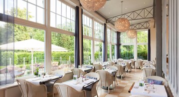 2 restaurantes; se sirve desayuno y cena; cocina local e internacional