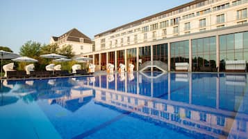 Innenpool, Außenpool, Sonnenschirme, Liegestühle