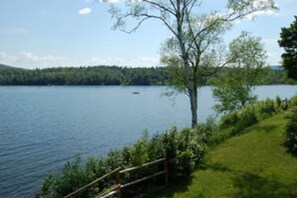 Ferienhaus (The Pisgah Lakefront Cottage) | Ausblick vom Zimmer
